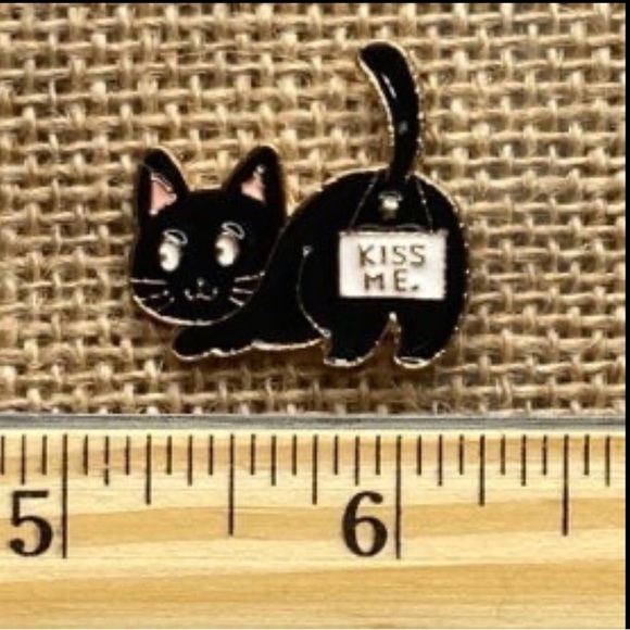 Black Cat Butt Kiss Me Sign Enamel Pin - Picture 2 of 4